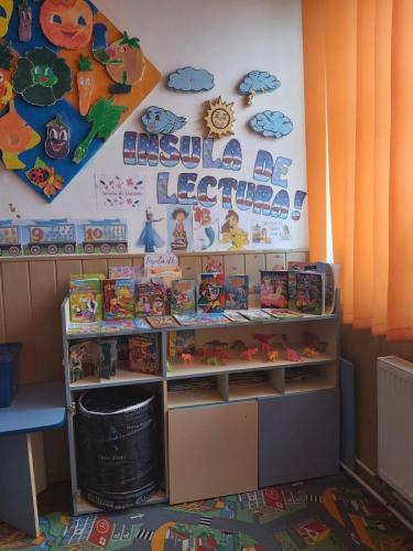 "Citește-mi 100 de povești"